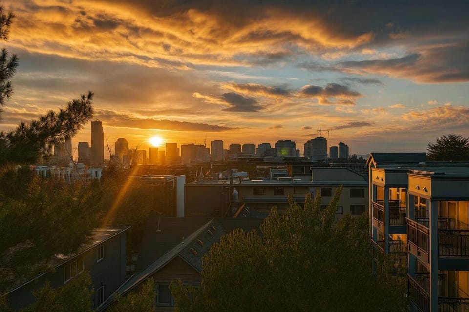 Rooftop with Skyline and Space Needle Views, AC, World Soccer Match 15min to Stadium House in Capitol Hill