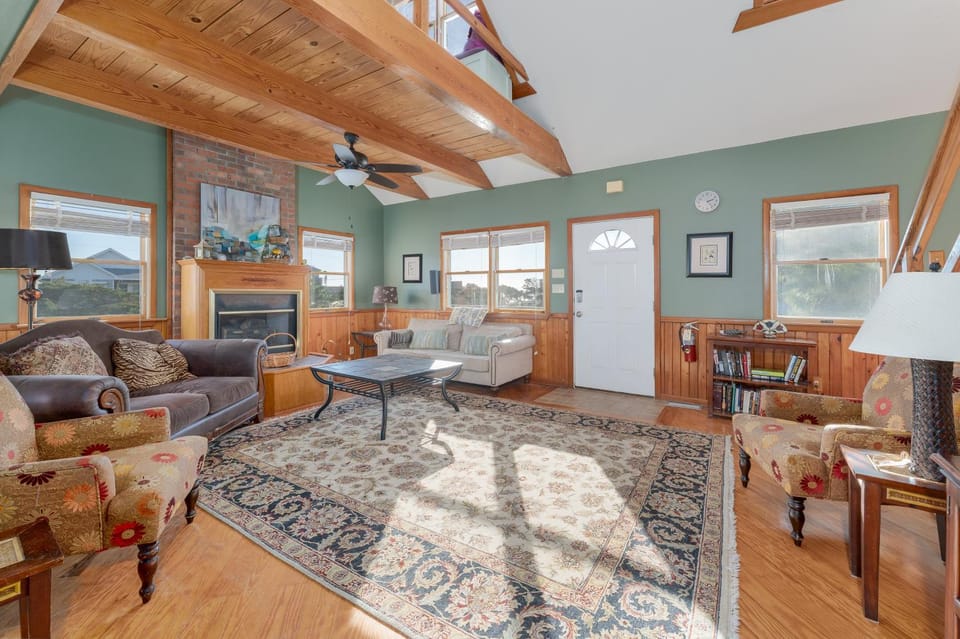 7657 - Dragon's Lair House in Avon