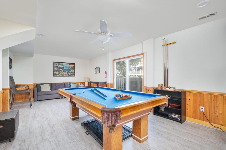 1747 - Resting Beach Place House in Corolla
