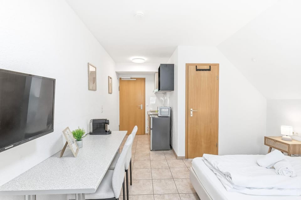 Bed, TV and multimedia, Coffee/tea facilities, Kitchen or kitchenette, Living room, Photo of the whole room, Decorative detail, Bedroom, furniture, heating, internet, microwave, soundproof, stove, towels, wardrobe, kitchen