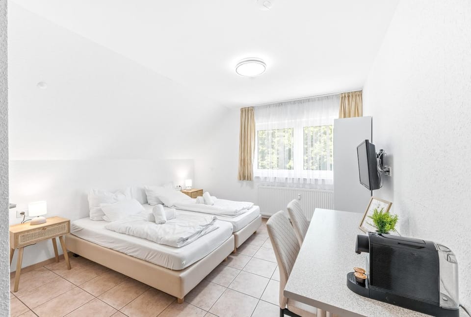 Bed, TV and multimedia, Coffee/tea facilities, Photo of the whole room, Decorative detail, Seating area, Bedroom, Parking, furniture, heating, soundproof, wardrobe