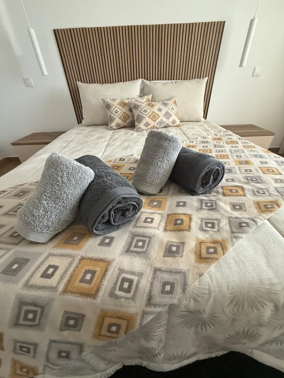Bed, Bedroom, towels