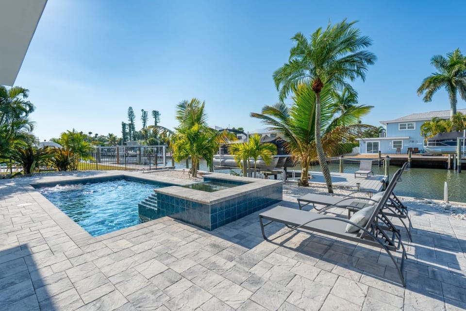 Shella Close To The Beach by Sun Palace Vacations House in Estero Island