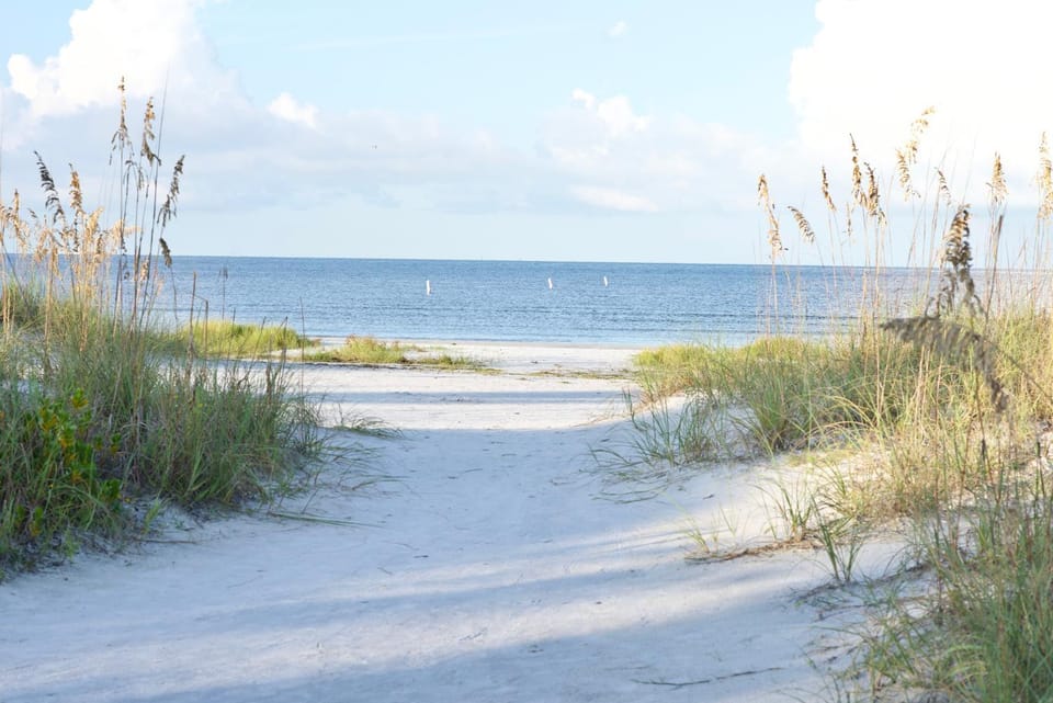 Shella Close To The Beach by Sun Palace Vacations House in Estero Island