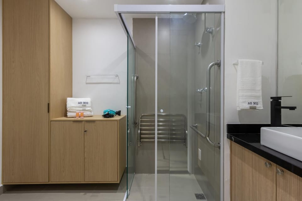 Shower, Bathroom, acessibility