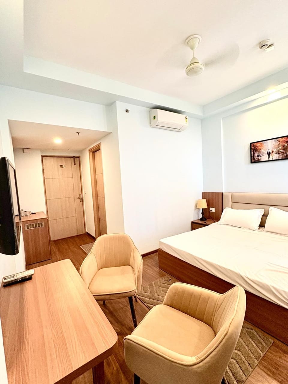 Communal lounge/ TV room, Bed, TV and multimedia, Living room, Photo of the whole room, Seating area, Evening entertainment, Bedroom, wardrobe, air conditioner