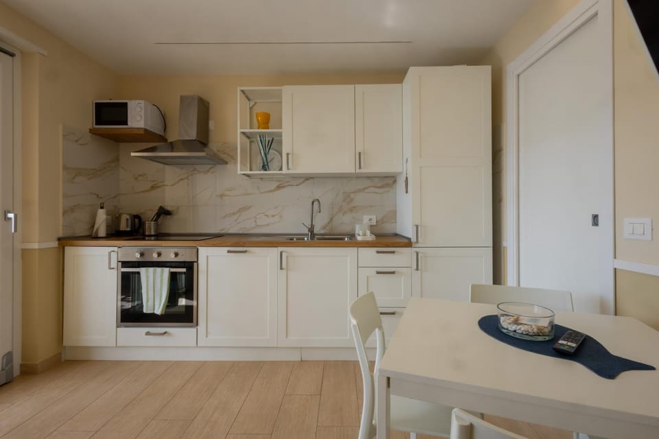Facade/entrance, Coffee/tea facilities, Kitchen or kitchenette, Dining area, dishwasher, oven, stove
