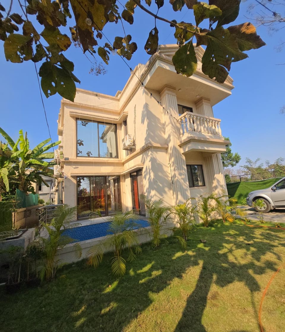 Property building, View (from property/room), Balcony/Terrace, Landmark view, Swimming pool