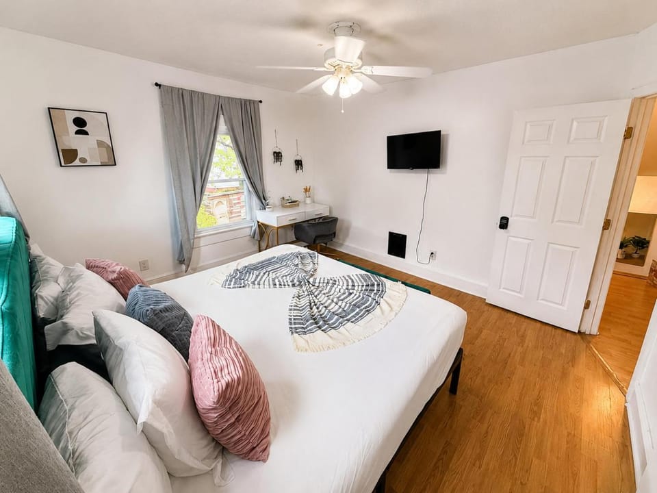 Hazel Private Room near Yale, Hospitals & Downtown Vacation rental in West Haven