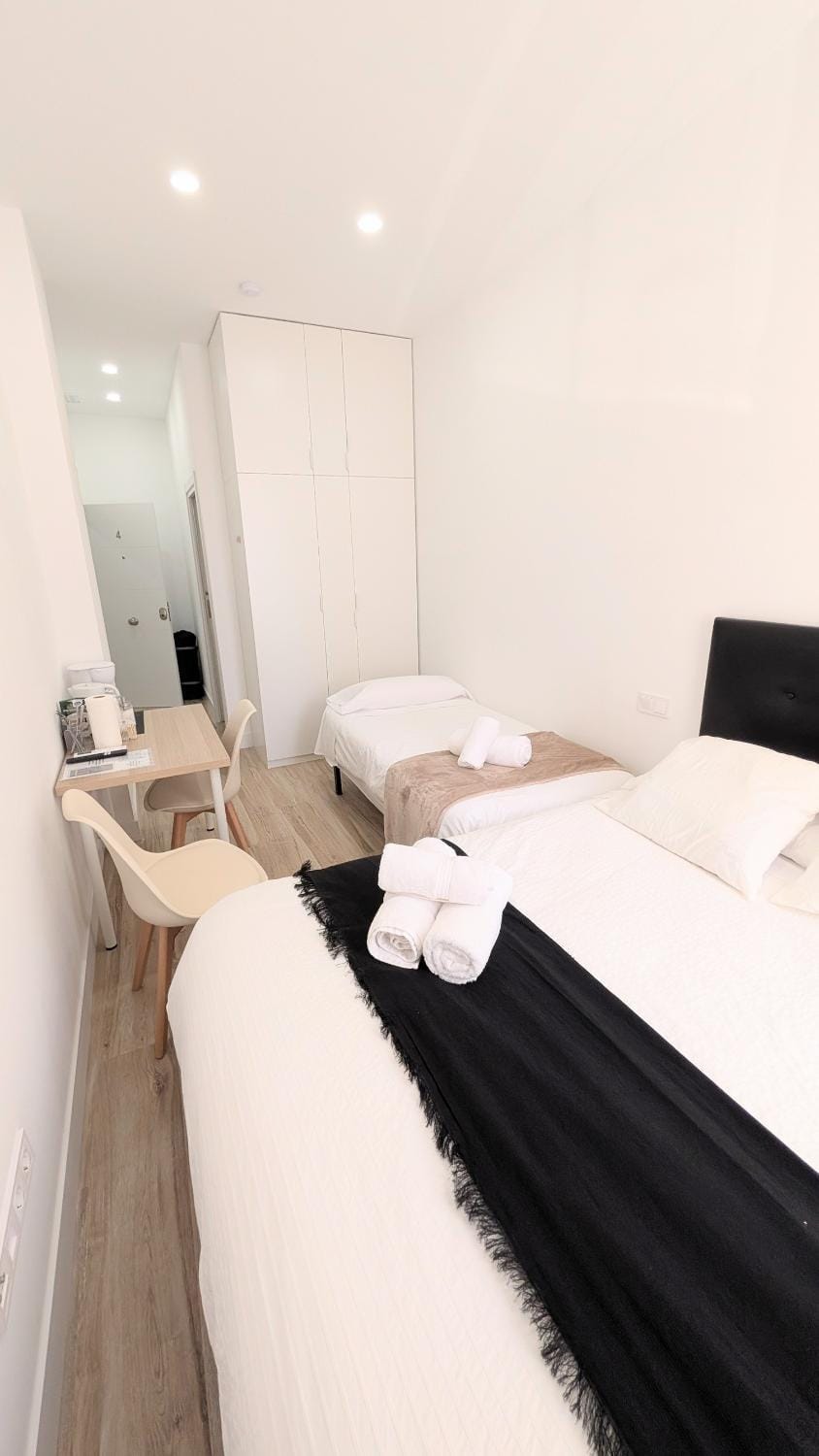 Bed, TV and multimedia, Photo of the whole room, Bedroom, towels