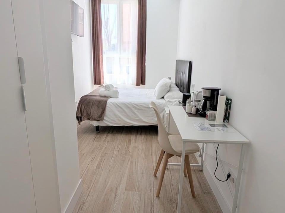 Bed, TV and multimedia, Kitchen or kitchenette, Photo of the whole room, Bedroom