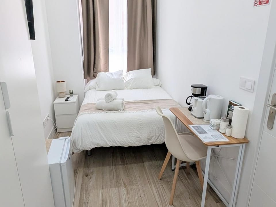 Bed, Coffee/tea facilities, Kitchen or kitchenette, Photo of the whole room, Bedroom