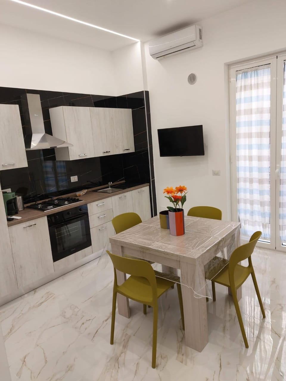 Seating area, kitchen