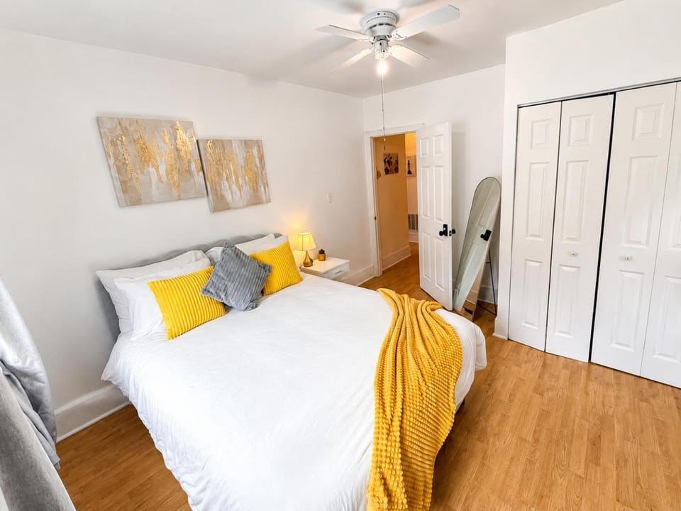 Mari Private Room near Yale, Hospitals & Downtown Vacation rental in West Haven