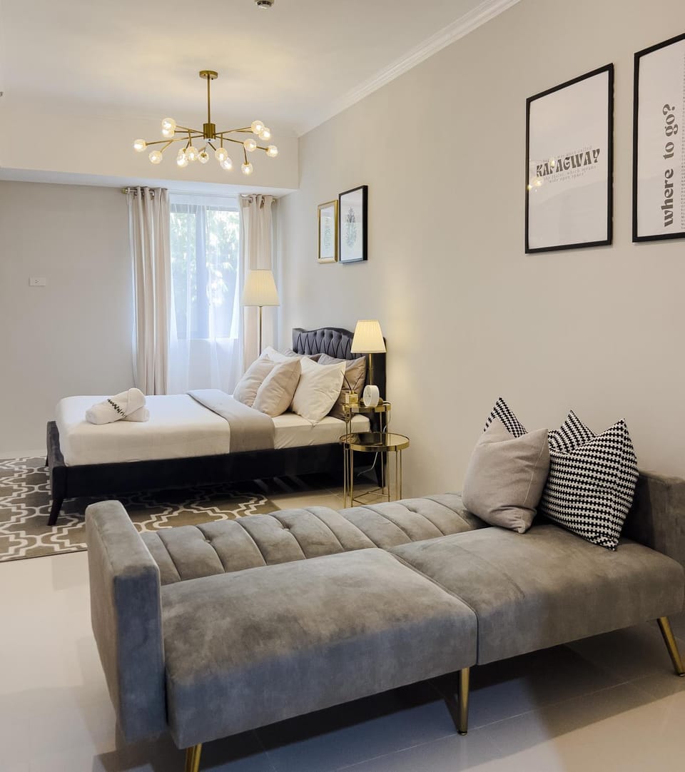 Bed, Living room, Photo of the whole room, Seating area, Bedroom