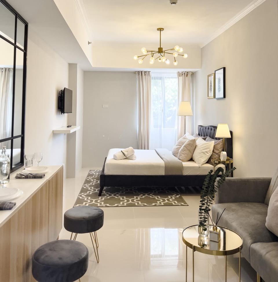 Bed, TV and multimedia, Living room, Photo of the whole room, Seating area, Bedroom