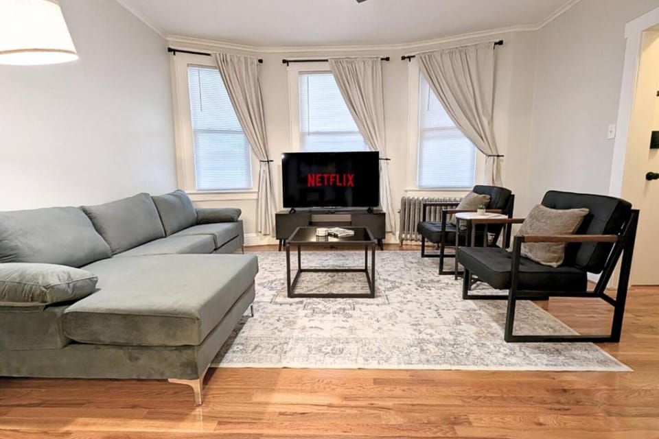 Cozy Gem 18Min to EWR, 8min > NYC Train + Parking House in East Orange