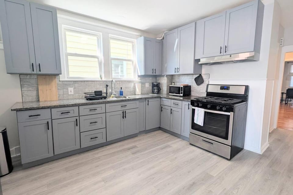 Cozy Gem 18Min to EWR, 8min > NYC Train + Parking House in East Orange