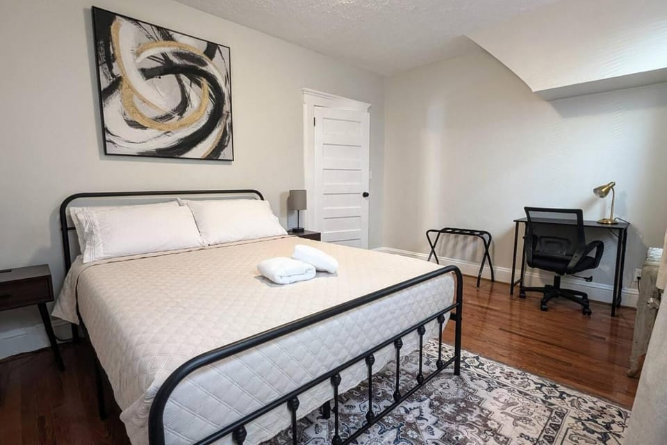 Cozy Gem 18Min to EWR, 8min > NYC Train + Parking House in East Orange