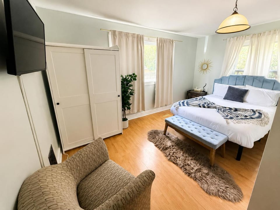 Nat Private Room near Yale, Hospitals & Downtown Vacation rental in West Haven