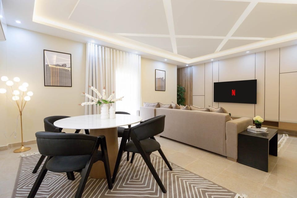 1BR King Suite - Near EDNC & AUC - 247 Desk & Security Apartment in New Cairo City