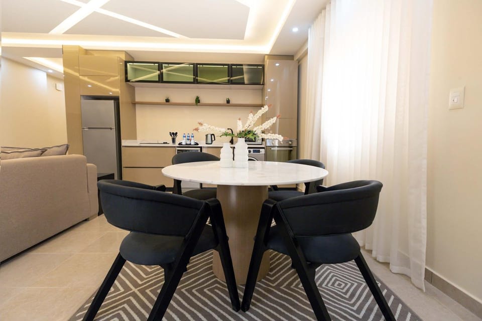 1BR King Suite - Near EDNC & AUC - 247 Desk & Security Apartment in New Cairo City