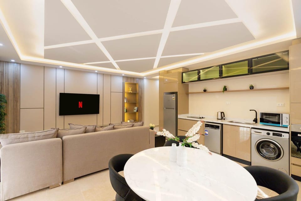 1BR King Suite - Near EDNC & AUC - 247 Desk & Security Apartment in New Cairo City