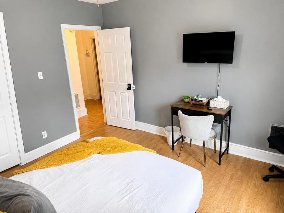 Ross Private Room near Yale, Hospitals & Downtown Vacation rental in West Haven