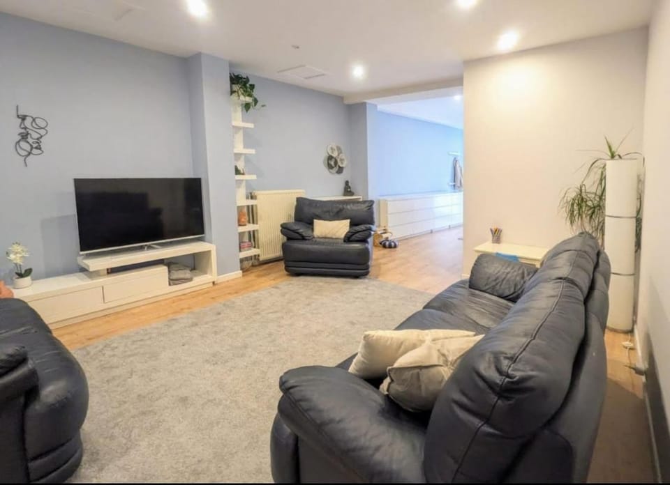Modern City-Centre Apartment, 10 Min to Brussels Apartment in Flanders