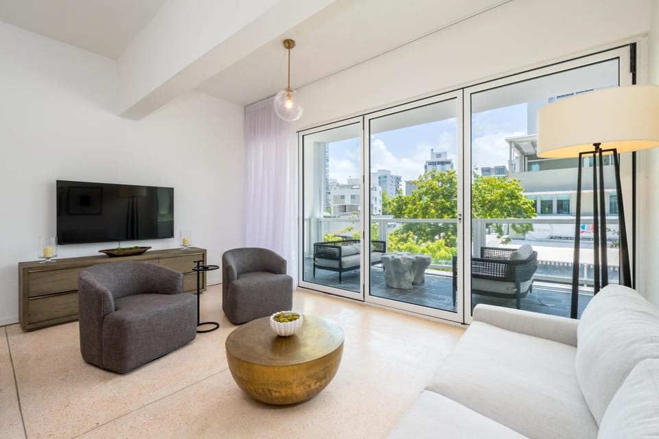 TV and multimedia, Balcony/Terrace, Living room, City view