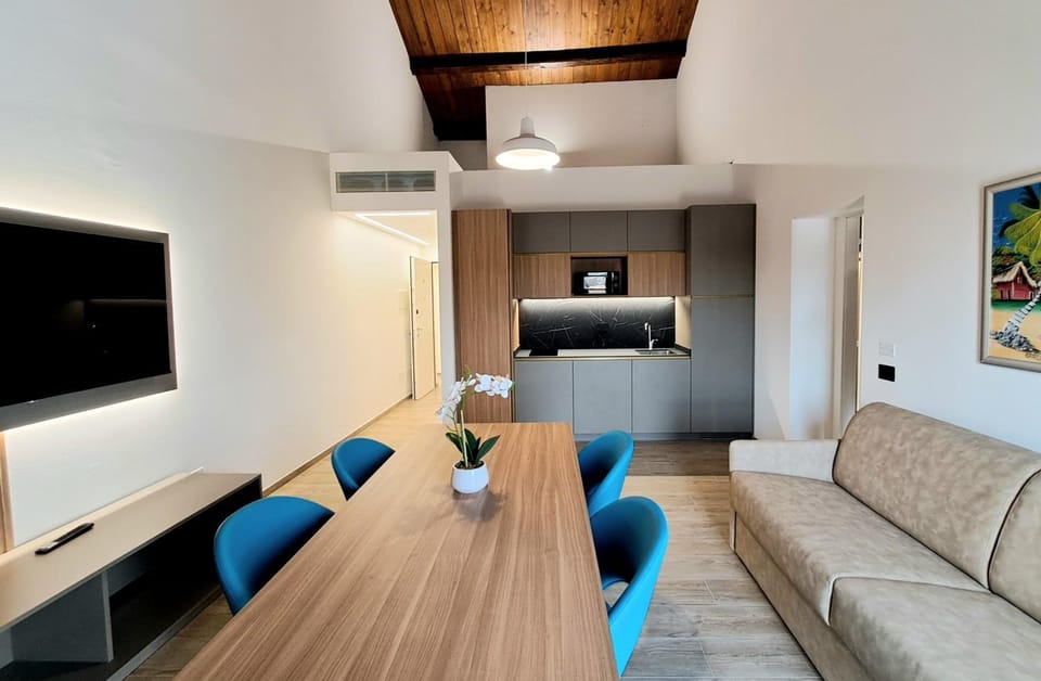 Communal lounge/ TV room, Living room, Photo of the whole room, Seating area, Dining area