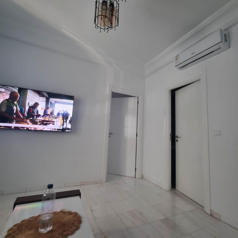 Ennasr Comfort Stay, 2 Bedrooms, near Airport & Medical Centers Apartment in Tunis