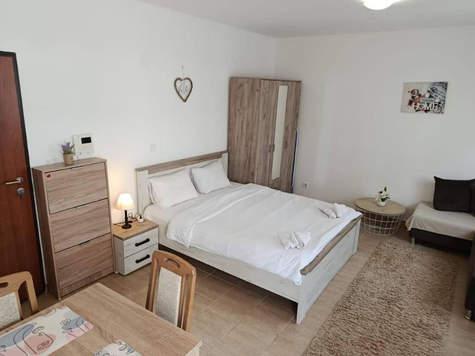 Bed, Seating area