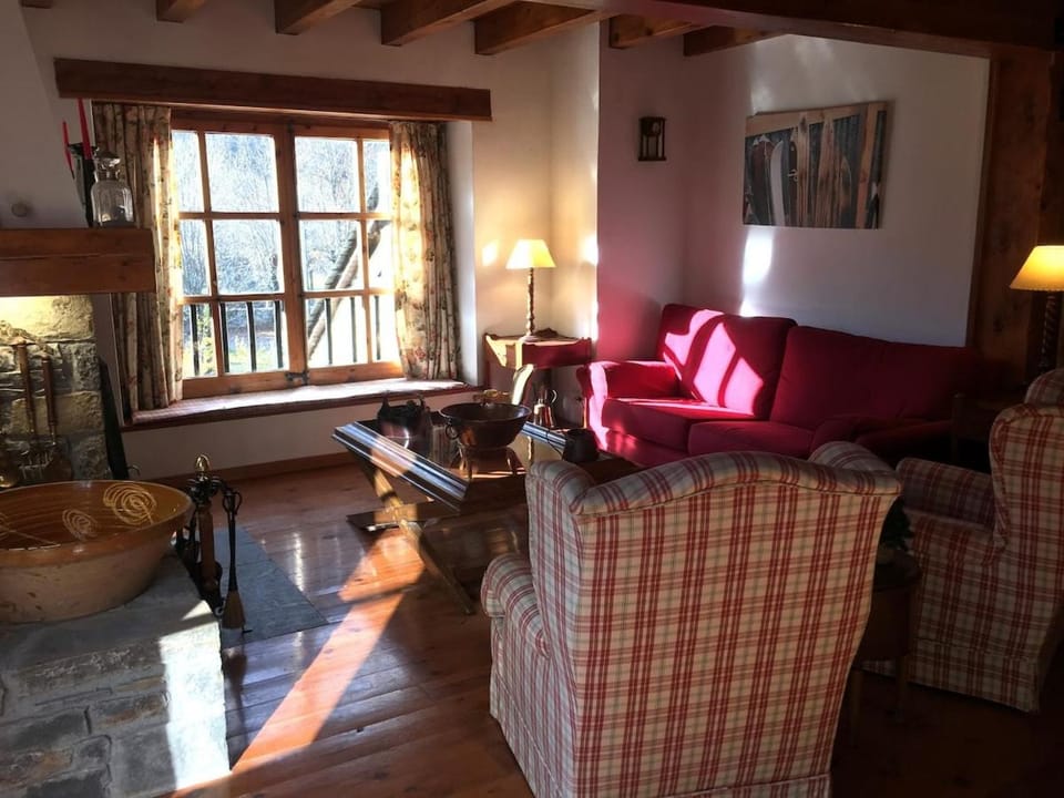 Casa de montaña con vistas al río en Arties Chalet in Catalonia
