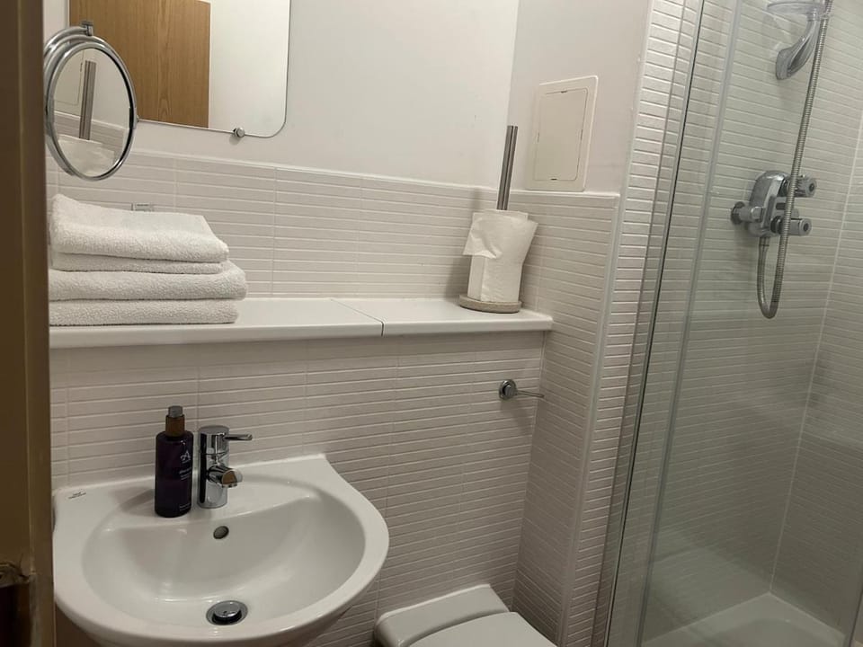 Spacious Modern 3-Bedroom Apartment with Balcony & Free Parking near City Centre Apartment in Edinburgh