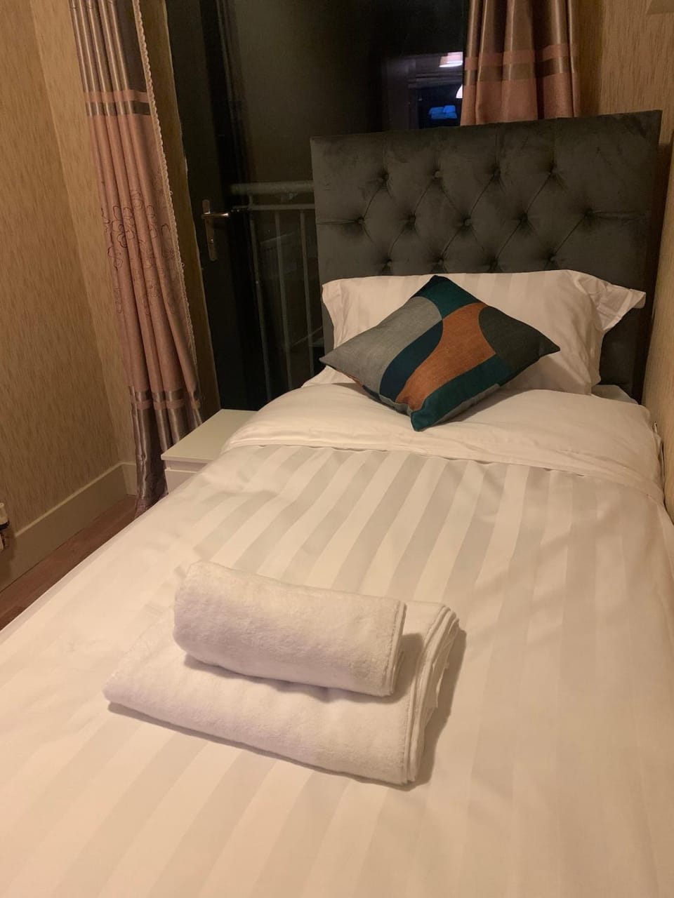 Spacious Modern 3-Bedroom Apartment with Balcony & Free Parking near City Centre Apartment in Edinburgh