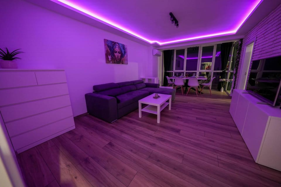 Night, TV and multimedia, Living room, Dining area, air conditioner