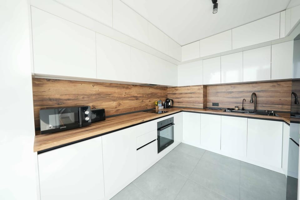 Coffee/tea facilities, microwave, oven, stove, kitchen