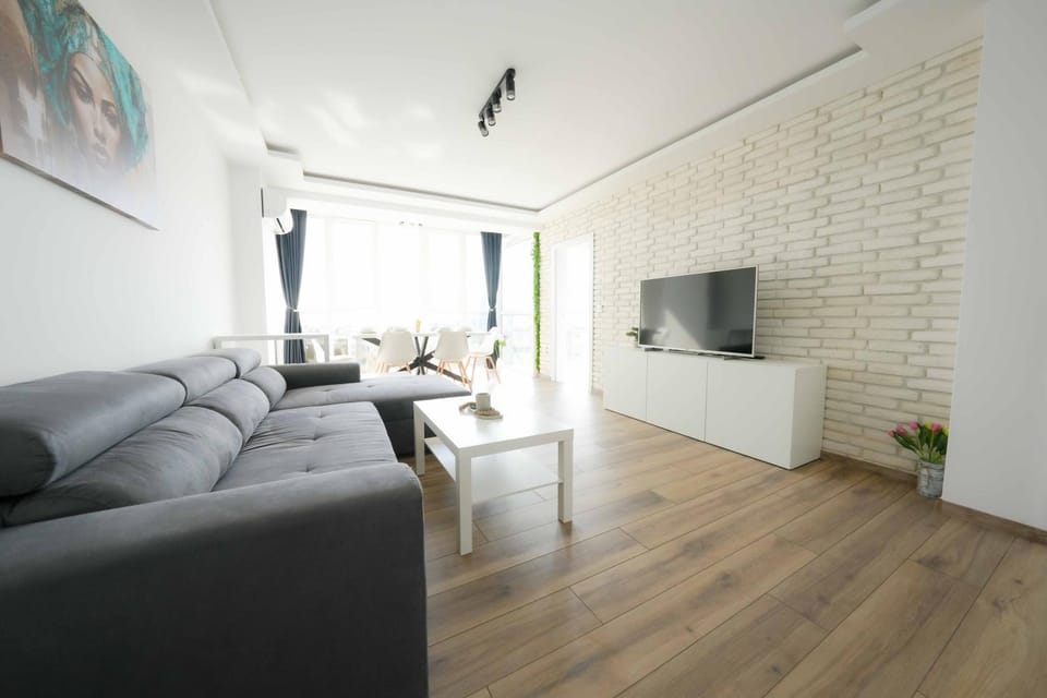 TV and multimedia, Living room, Dining area, air conditioner