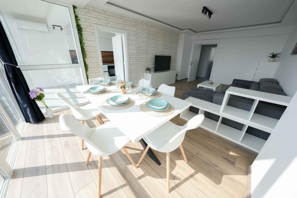 TV and multimedia, Living room, Seating area, Dining area