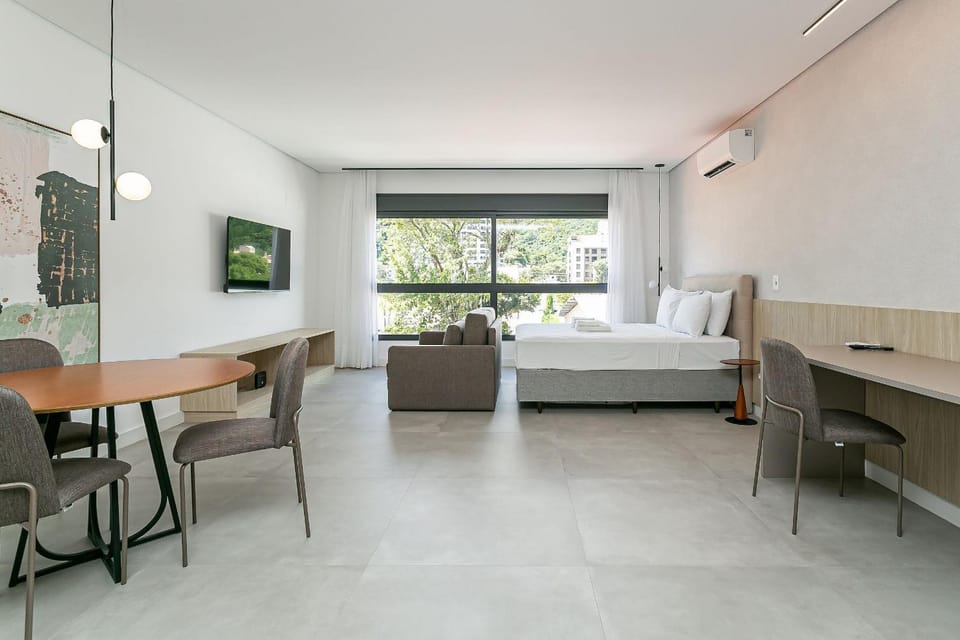 Bed, TV and multimedia, Dining area, Bedroom, air conditioner