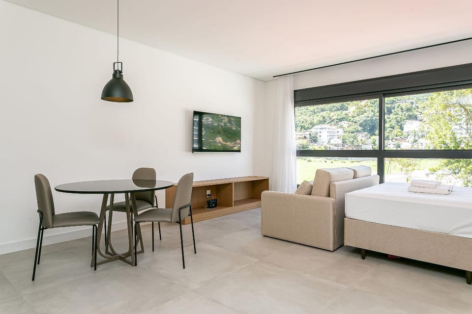 Bed, TV and multimedia, Photo of the whole room, Dining area