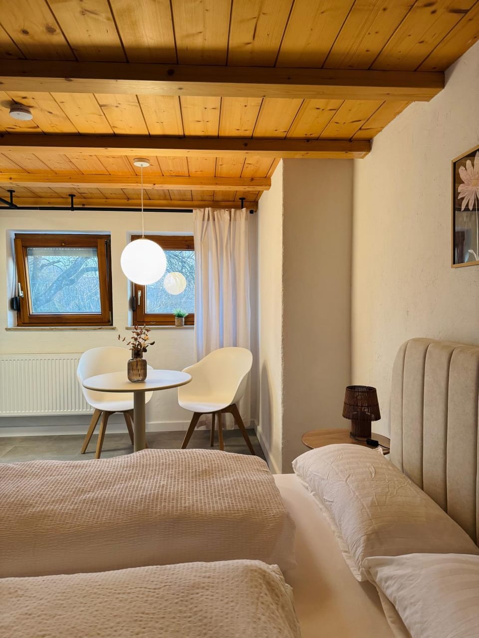 Bed, Seating area