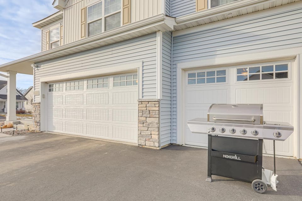 2 Mi to National Sports Center: Blaine Base Camp House in Blaine