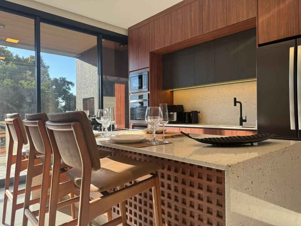 Kitchen or kitchenette, Dining area, minibar