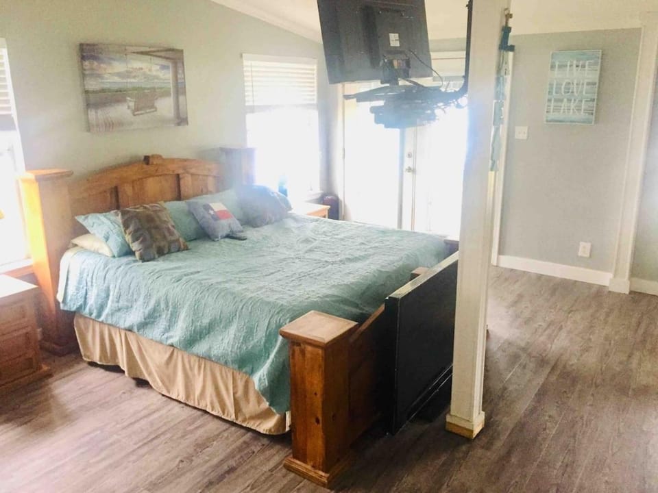 Paradise Haus on Lake Dunlap House in New Braunfels