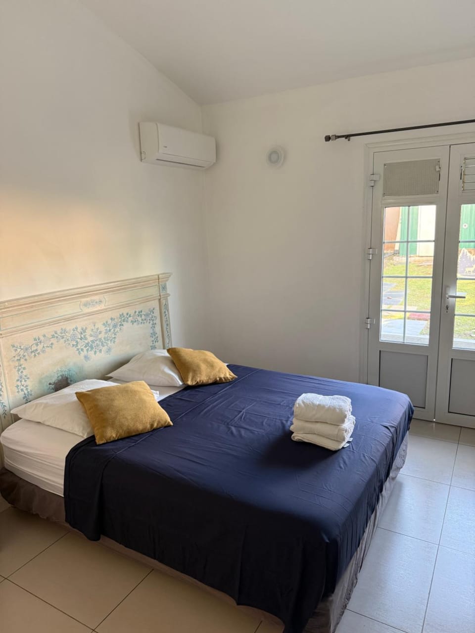 Bed, Photo of the whole room, Bedroom, towels, air conditioner