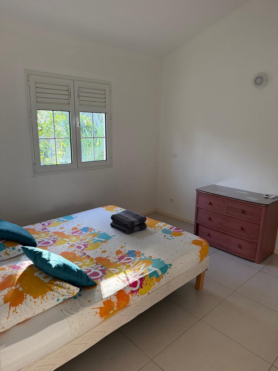 Bed, Photo of the whole room, Bedroom, towels