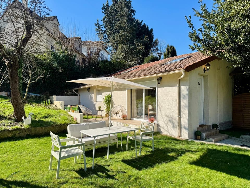 Property building, Spring, Day, Natural landscape, Garden, Dining area, Garden view