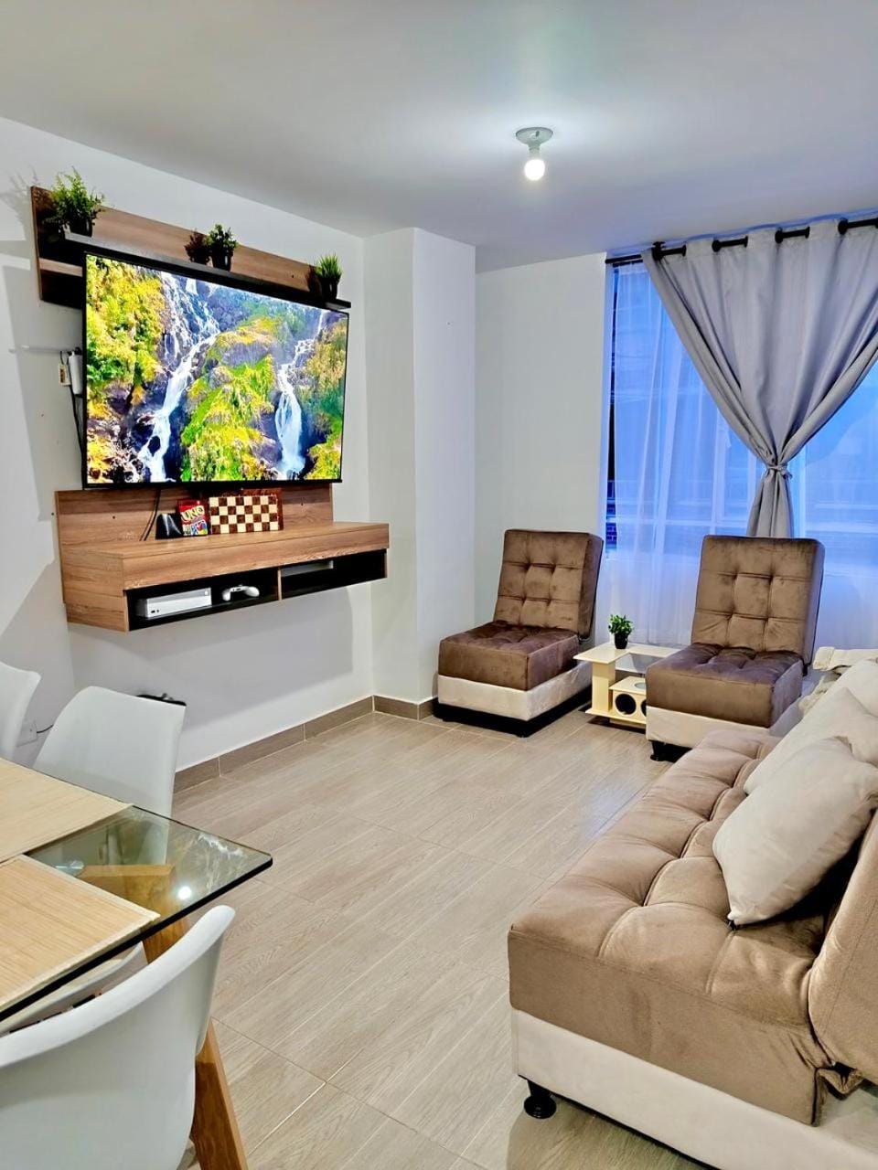 Communal lounge/ TV room, TV and multimedia, Living room, Seating area, Evening entertainment
